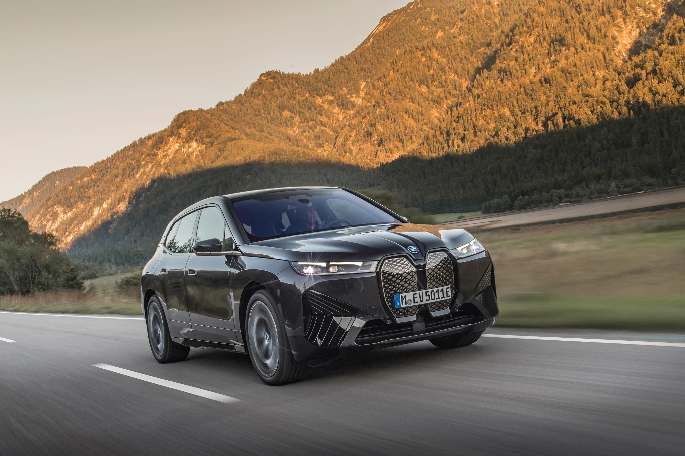 BMW iX poza nowoczesnymi systemami bezpieczeństwa może być wyposażone np. w 22-calowe obręcze