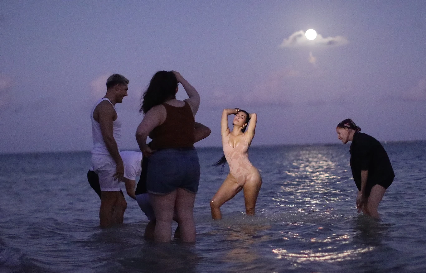Kim Kardashian podczas nocnej sesji na Karaibach