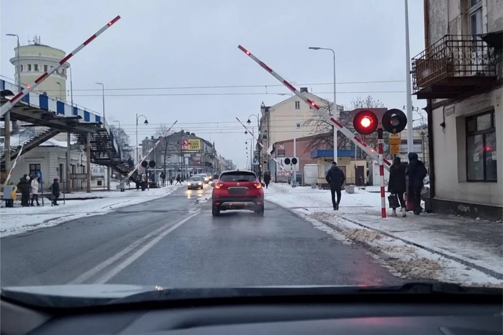 W Piotrkowie Trybunalskim policjanci ukarali kierującą osobowym Renault za zbyt wczesny wjazd pod zapory