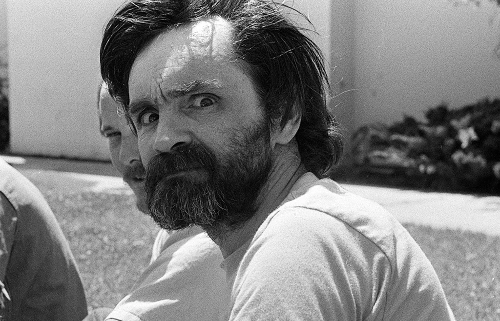 Charles Manson został skazany na karę dożywocia. Zmarł w 2017 roku w więzieniu