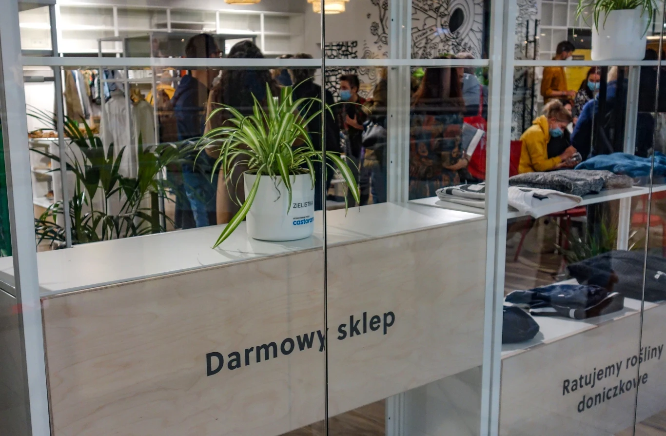 Przykładem ekonomii współdzielenia może być darmowy sklep "Współdzielnik" w Warszawie