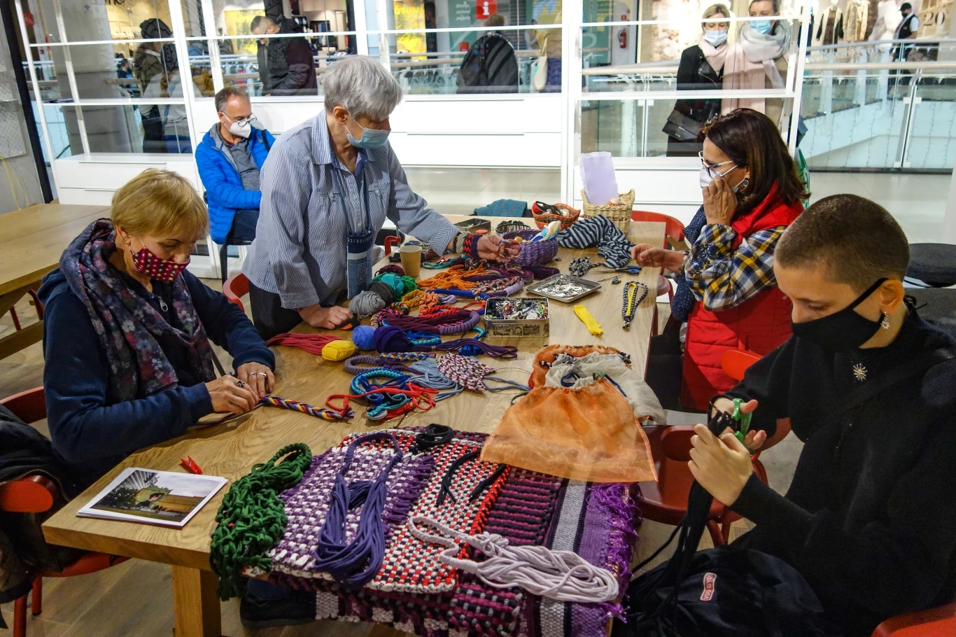W punktach takich jak Dzielnie czy Po-dzielnie można nie tylko dostać za darmo ubrania czy sprzęt, ale także nauczyć się naprawy i rękodzieła