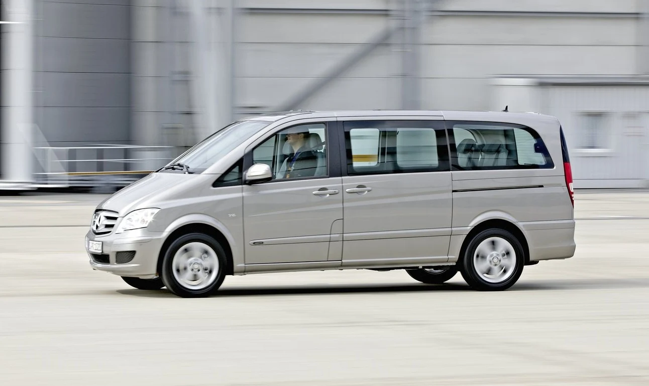 "Rządowa limuzyna" jaką jeździ minister Czarnek, to Mercedes Viano po face liftingu, a więc model produkowany w latach 2010-2014 / zdjęcie ilustracyjne "Rządowa limuzyna" jaką jeździ minister Czarnek, to Mercedes Viano po face liftingu, a więc model produkowany w latach 2010-2014 / zdjęcie ilustracyjne