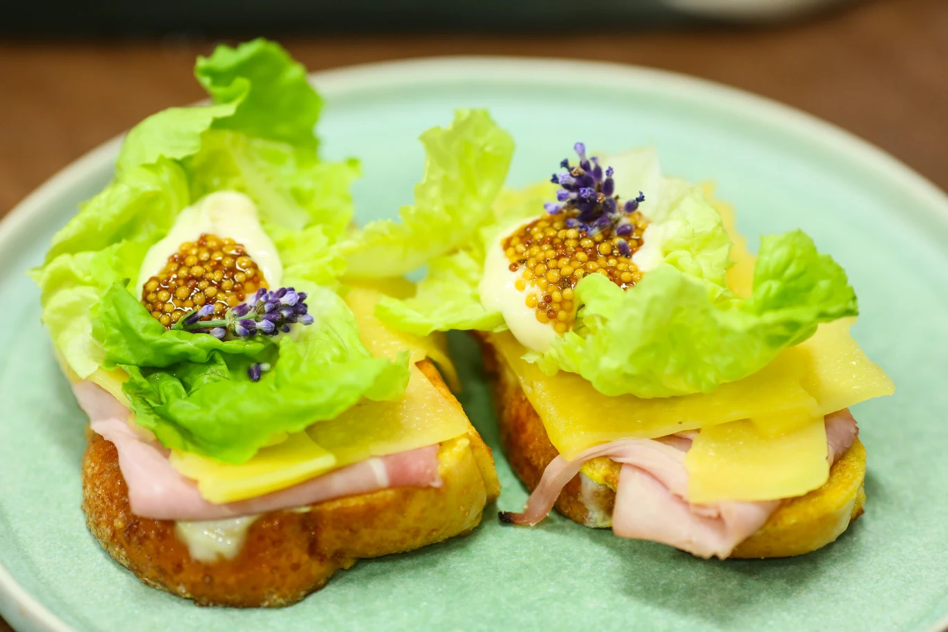 Kanapka z roślinnym zamiennikiem szynki i sera będzie znacznie bardziej ekologiczna.