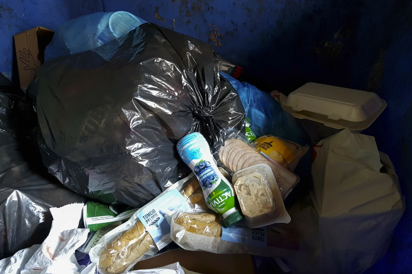 Marnowanie żywności jest ogromnym problemem.