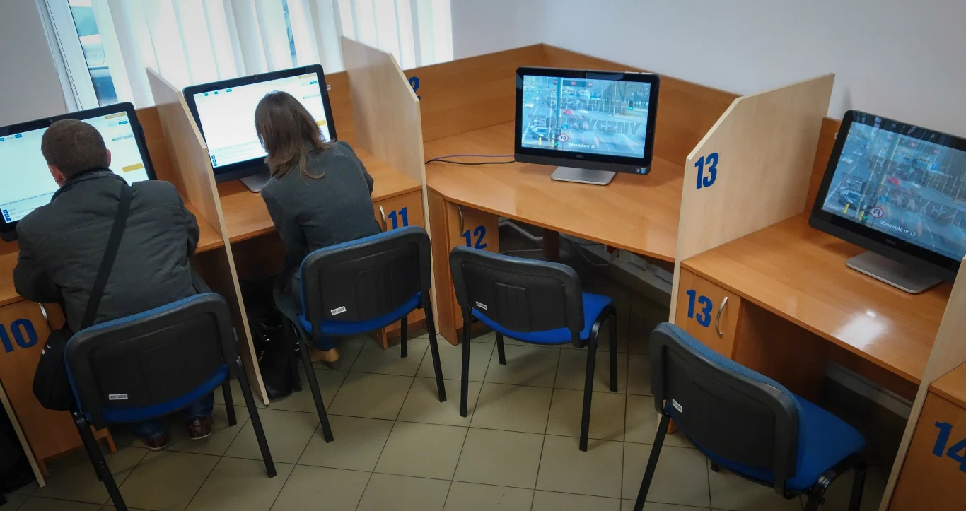 Część osób oblała egzamin teoretyczny na prawo jazdy właśnie przez błędne pytania Część osób oblała egzamin teoretyczny na prawo jazdy właśnie przez błędne pytania