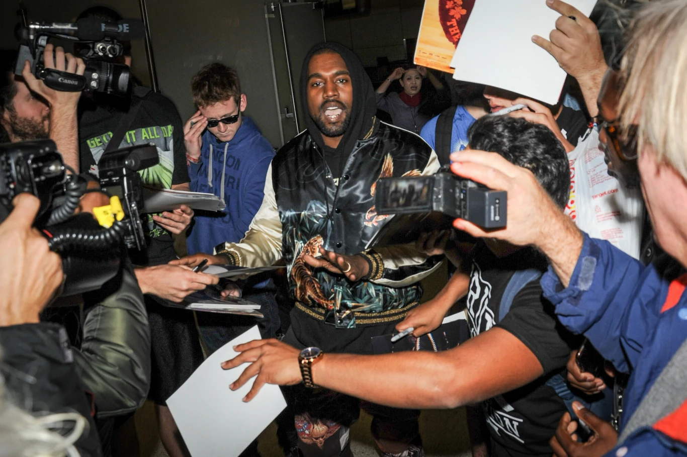 Kanye West w otoczeniu paparazzi