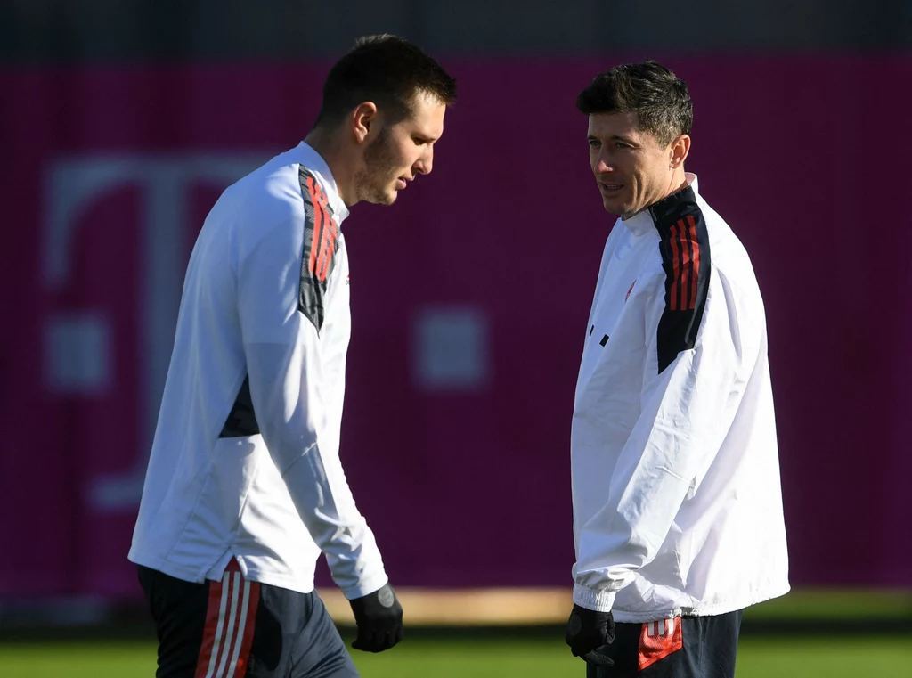Niklas Suele i Robert Lewandowski w trakcie treningu Bayernu. W przyszłym sezonie nie będą już klubowymi kolegami Niklas Suele i Robert Lewandowski w trakcie treningu Bayernu. W przyszłym sezonie nie będą już klubowymi kolegami