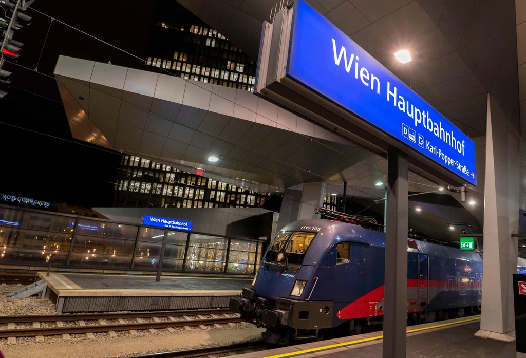 Nocny pociąg z Wiednia do Paryża. Pociągi są znacznie bardziej ekologicznym środkiem transportu niż samoloty.