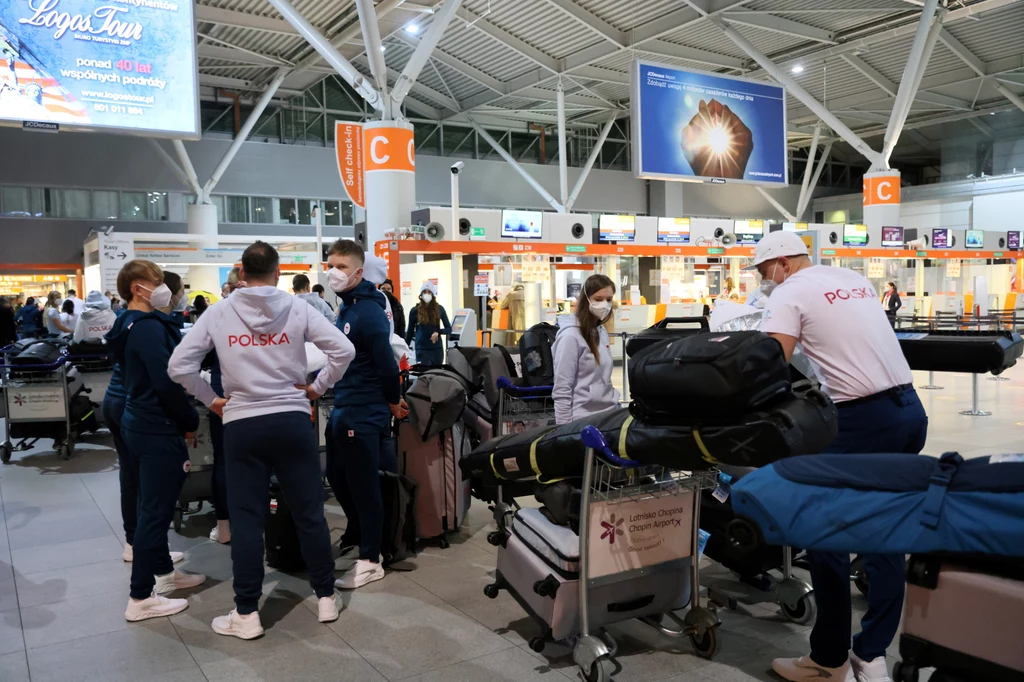Zawodnicy i trenerzy olimpijskiej reprezentacji Polski na warszawskim lotnisku Okęcie przed wylotem do Pekinu Zawodnicy i trenerzy olimpijskiej reprezentacji Polski na warszawskim lotnisku Okęcie przed wylotem do Pekinu