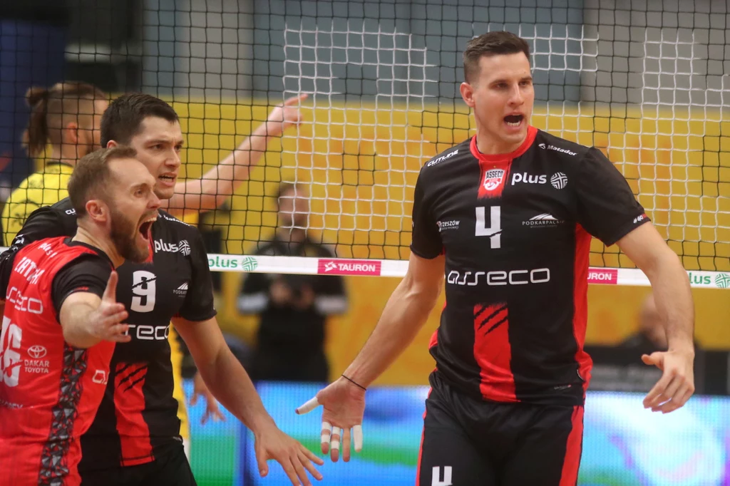 Puchar Polski siatkarzy. Asseco Resovia pokonała PGE Skrę Bełchatów w siatkarskim klasyku Puchar Polski siatkarzy. Asseco Resovia pokonała PGE Skrę Bełchatów w siatkarskim klasyku
