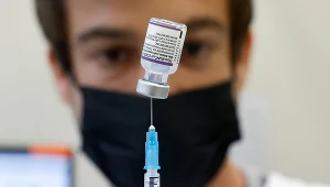 Czwarta dawka szczepionki przeciw COVID-19