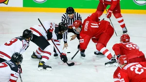 Pekin 2022. Hokej: terminarz konkurencji na igrzyskach. Na zdjęciu drużyny Rosji i Kanady. 