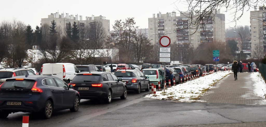 Punkty pobrań drive thru przeżywają oblężenie. Tu przykład z Krakowa. 