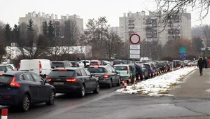 Testy w punkcie drive thru na COVID-19. Jak przygotować się na wymaz?