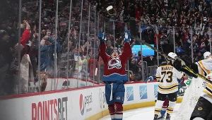 Gabriel Landeskog z Colorado Avalanche celebruje bramkę zdobytą przeciw Boston Bruins