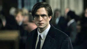 Robert Pattinson w scenie z filmu "Batman"