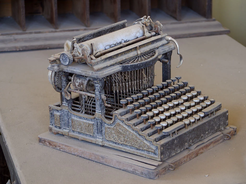By Jon Sullivan - Bodie Typewriter, PDPhoto.org, Public Domain, https://commons.wikimedia.org/w/index.php?curid=29658 By Jon Sullivan - Bodie Typewriter, PDPhoto.org, Public Domain, https://commons.wikimedia.org/w/index.php?curid=29658