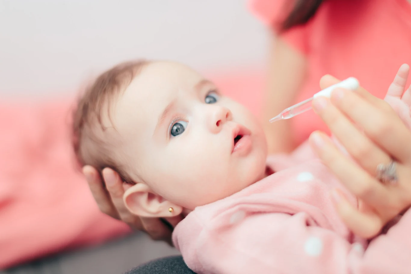 Symetykon zawarty w kroplach zmniejsza napięcia powierzchniowe gazów nagromadzonych w jelitach