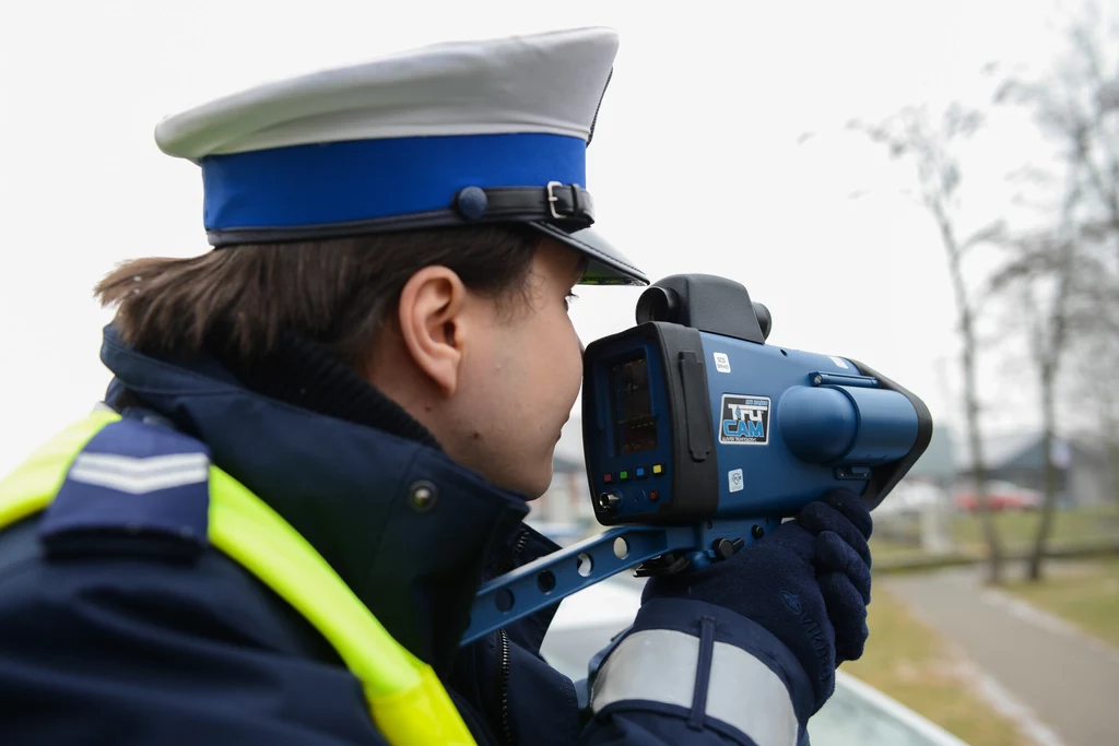 Policja rzadziej przyłapuje kierowców na dużych przekroczeniach prędkości