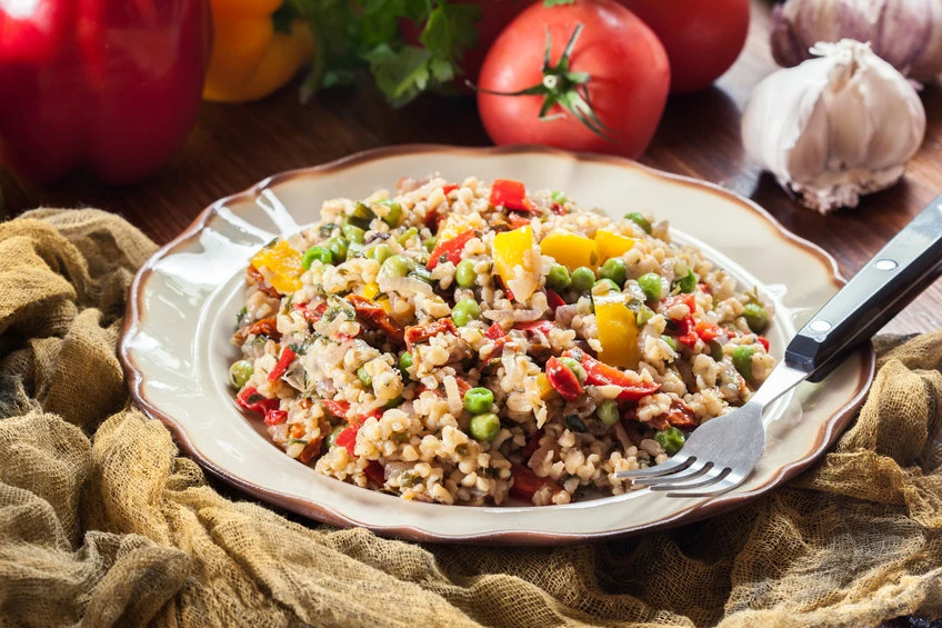 Do ugotowanej kaszy wystarczy dodać kilka składników, aby otrzymać pyszną sałatkę