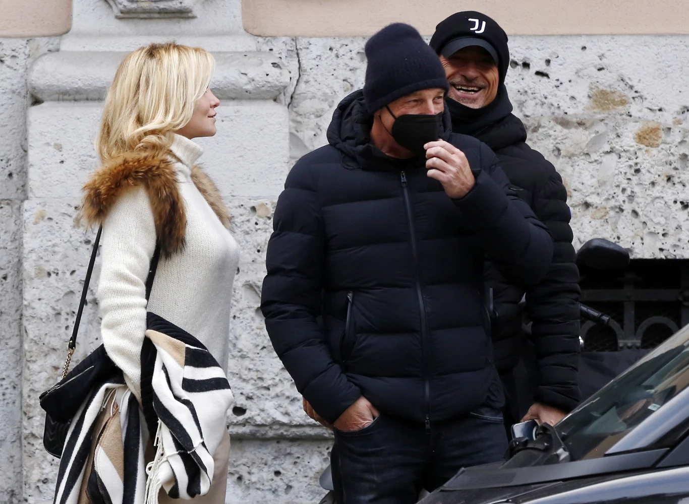 Eros Ramazzotti na spacerze z tajemniczą blondynką Eros Ramazzotti na spacerze z tajemniczą blondynką