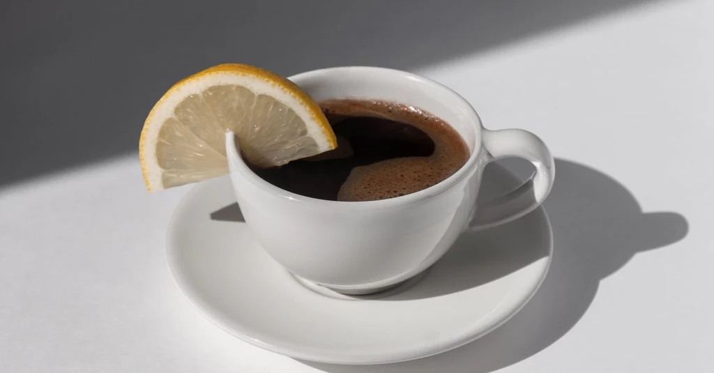 Kawa z cytryną powinna być czarna i niesłodzona