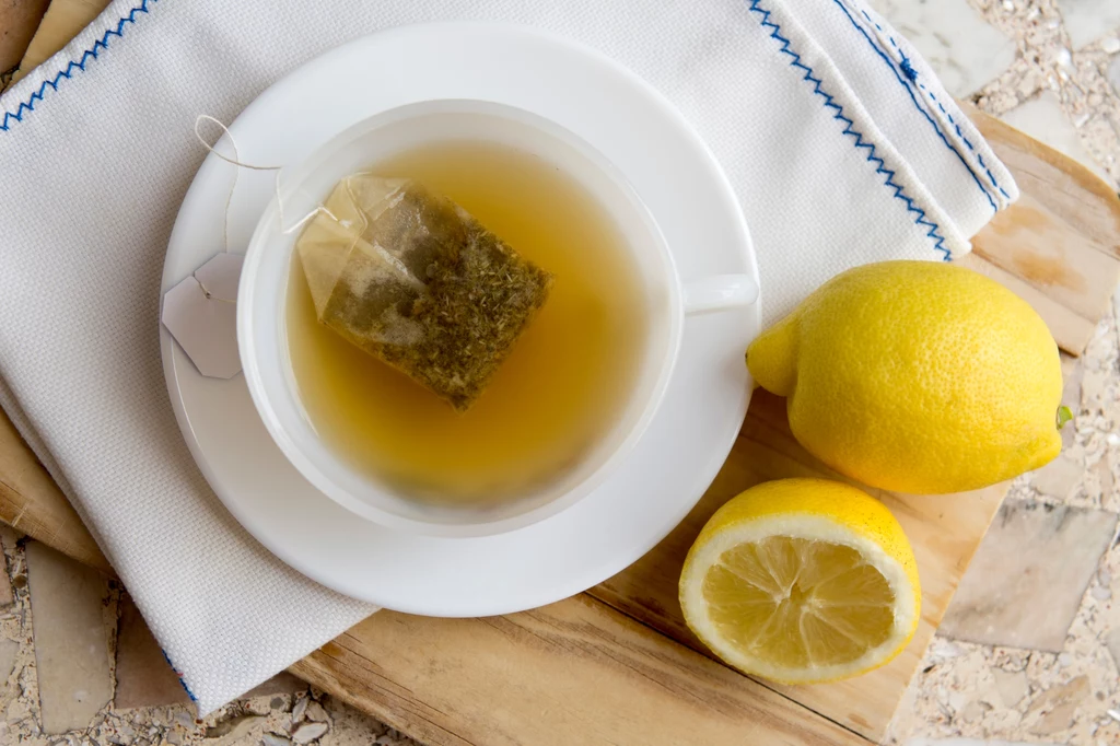 Herbata z cytryną lub napar z lipy to sprawdzony sposób na ból gardła