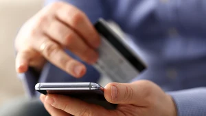 Mężczyzna przez internet oszukał kilkadziesiąt osób