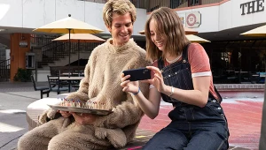 Maya Hawke i Andrew Garfield w filmie "Król Internetu"