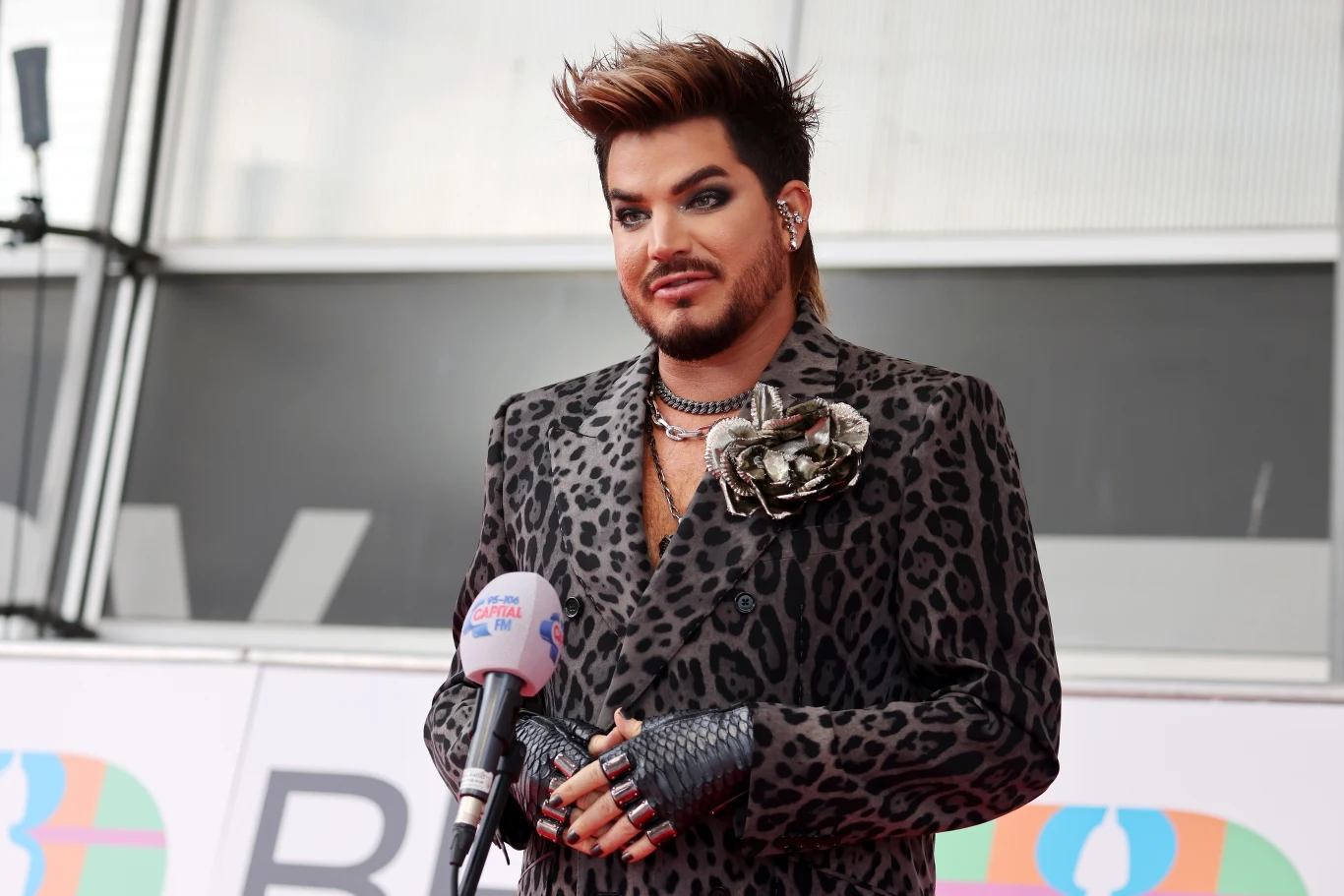 Nie wszyscy jednak są zachwyceni. Wielu fanów oraz dziennikarzy krytykowało występy Lamberta z Queen. "Jak dla mnie Adam Lambert jeszcze słabiej niż poprzednik, Paul Rodgers, wkomponował się w stary kolektyw. I nie chodzi tu nawet o porównywanie go do nieporównywalnego Freddiego, bo to dwa kompletnie odległe światy. Nie chodzi też o to, że starsi panowie z Queen powinni dzisiaj występować pod zupełnie inną nazwą, bo nowymi konfiguracjami zniechęcają tylko do siebie starych fanów (w takich chwilach jeszcze bardziej doceniam kolegów z Audioslave). Chodzi natomiast o tą jego nijakość, którą Adam razi na tle monumentalnych przecież melodii oraz przesadną teatralność jego wykonów. Być może z punktu widzenia Briana Maya i reszty był on ich najlepszym wyborem, ale poza chęcią ciągłego grania starego repertuaru i koncertowego zarobku, trudno mi racjonalnie wytłumaczyć obecność Lamberta przy ich boku" - mówił m.in. dziennikarz Tomek Doksa, współpracownik Interii.