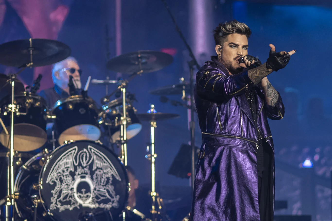 "Kocham go tak samo jak wy. Moim celem jest uczczenie wspaniałej muzyki Queen, chcę sprawić, abyście przypomnieli sobie, dlaczego ona jest u was na pierwszym miejscu" - wielokrotnie mówił Adam Lambert, kierując swe słowa szczególnie do tych najbardziej ortodoksyjnych fanów Queen.