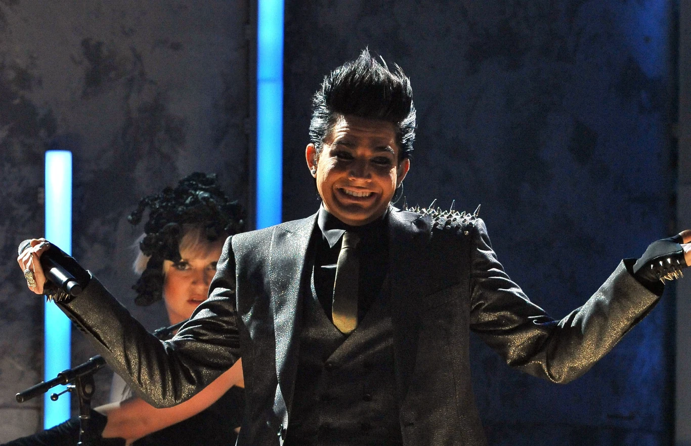 Piosenkarz zszokował amerykańską publiczność i telewidzów odważnym występem podczas rozdania statuetek American Music Awards w 2009 roku. Adam Lambert na scenie m.in. obejmował tancerzy, by późnej zaskoczyć wszystkich soczystym pocałunkiem z muzykiem grającym na klawiszach. Po występie do stacja telewizyjna ABC otrzymała ponad 1500 skarg od telewidzów. "Piosenkarki robią takie rzeczy od lat, przesuwając granice tego, co jest dopuszczalne w sprawach seksu i erotyzmu. A kiedy mężczyzna próbuje iść ich śladem, wszyscy są nagle przerażenie. Mamy 2009 rok i nadszedł czas, by podjąć ryzyko i być odważnym. Czas otworzyć ludziom oczy. Jeżeli mój występ kogoś obraził, to najwyraźniej nie powinien mnie oglądać. Nie miałem zamiaru nikogo zdenerwować. Chciałem promować wolność artystycznej ekspresji" - skomentował Lambert.