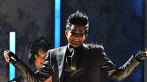 Piosenkarz zszokował amerykańską publiczność i telewidzów odważnym występem podczas rozdania statuetek American Music Awards w 2009 roku. Adam Lambert na scenie m.in. obejmował tancerzy, by późnej zaskoczyć wszystkich soczystym pocałunkiem z muzykiem grającym na klawiszach. Po występie do stacja telewizyjna ABC otrzymała ponad 1500 skarg od telewidzów. 

"Piosenkarki robią takie rzeczy od lat, przesuwając granice tego, co jest dopuszczalne w sprawach seksu i erotyzmu. A kiedy mężczyzna próbuje iść ich śladem, wszyscy są nagle przerażenie. Mamy 2009 rok i nadszedł czas, by podjąć ryzyko i być odważnym. Czas otworzyć ludziom oczy. Jeżeli mój występ kogoś obraził, to najwyraźniej nie powinien mnie oglądać. Nie miałem zamiaru nikogo zdenerwować. Chciałem promować wolność artystycznej ekspresji" - skomentował Lambert.