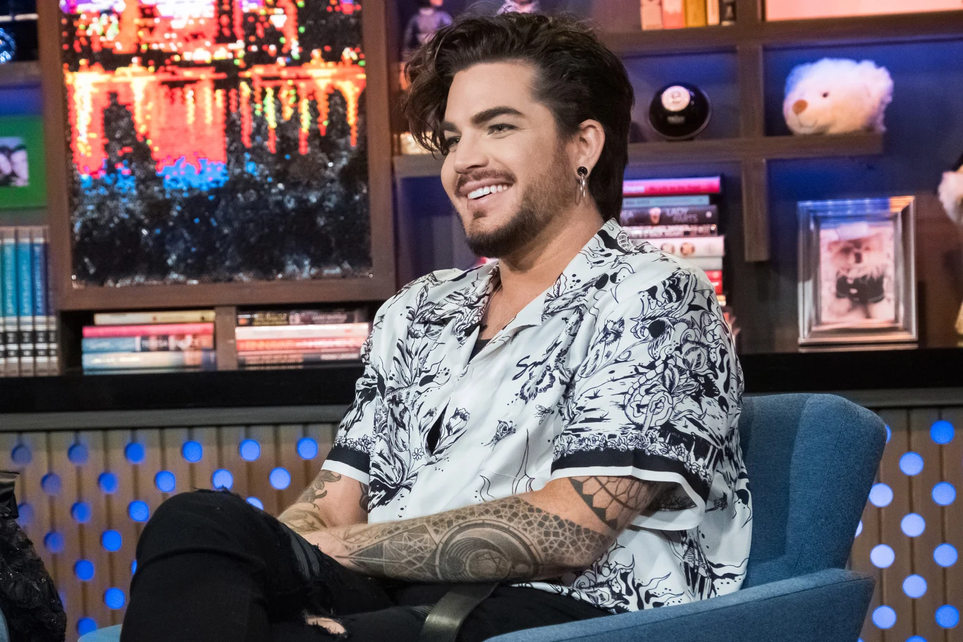 Adam Lambert nie ukrywa swojej homoseksualnej orientacji. Od marca do listopada 2019 roku artysta spotykał się z Javim Costa Polo. Wcześniej był w związku z fińskim prezenterem Saulim Koskinenem.