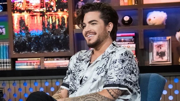 Adam Lambert nie ukrywa swojej homoseksualnej orientacji. Od marca do listopada 2019 roku artysta spotykał się z Javim Costa Polo. Wcześniej był w związku z fińskim prezenterem Saulim Koskinenem.