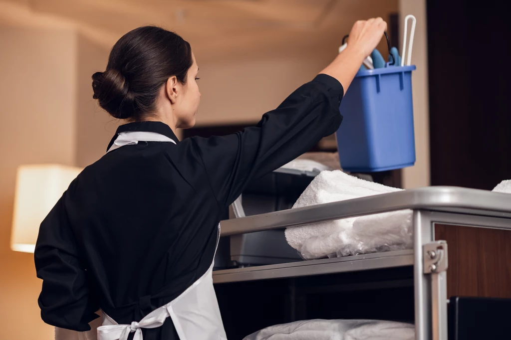 Osoby pracujące w room service, doskonale wiedzą, na co zwracać uwagę, jeśli chodzi o czystość w hotelach