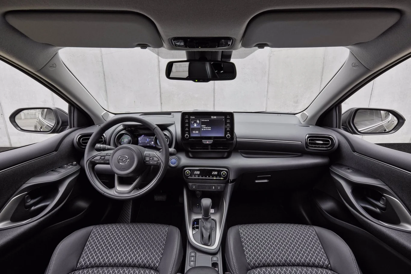Mazda 2 Hybrid - wnętrze