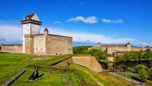 Średniowieczny zamek w Narwie (Estonia). W tle, za rzeką Narwą, twierdza w Iwangorodzie (Rosja)