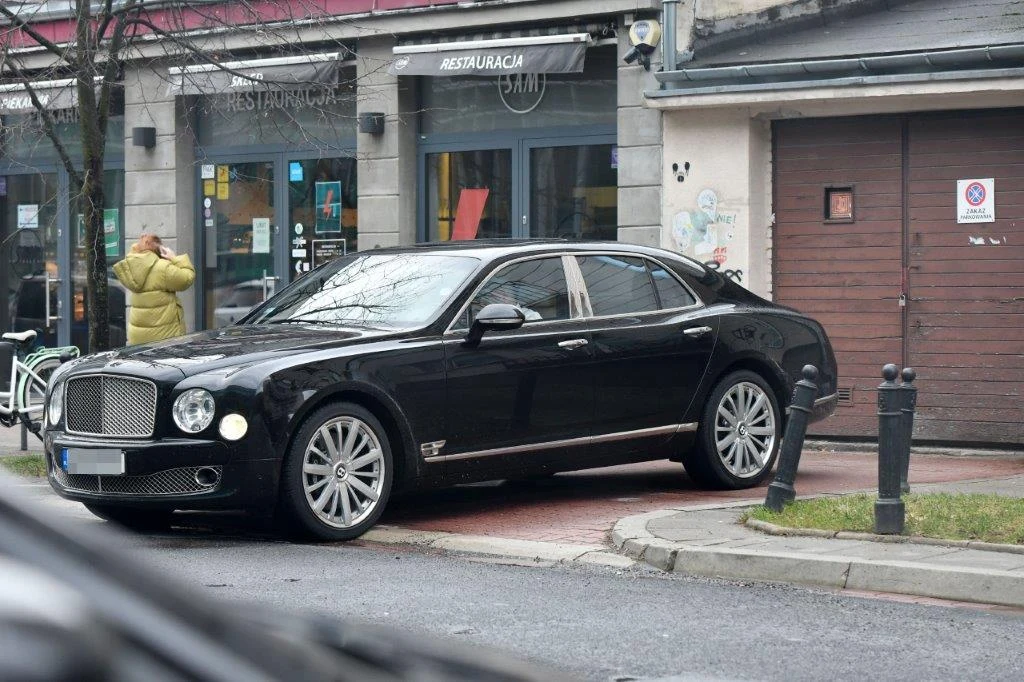 Przetakiewicz parkuje na zakazie Przetakiewicz parkuje na zakazie