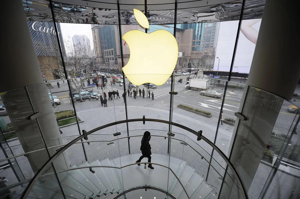 Rynkowa wartość Apple na koniec piątkowej sesji znalazła się ponad progiem 3 bilionów dolarów. Amerykański gigant wyśrubował w ten sposób rekord bycia najcenniejszą spółką na świecie