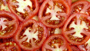 Z czym nie łączyć pomidorów? Jedno zestawienie jest szczególnie niekorzystne dla stawów