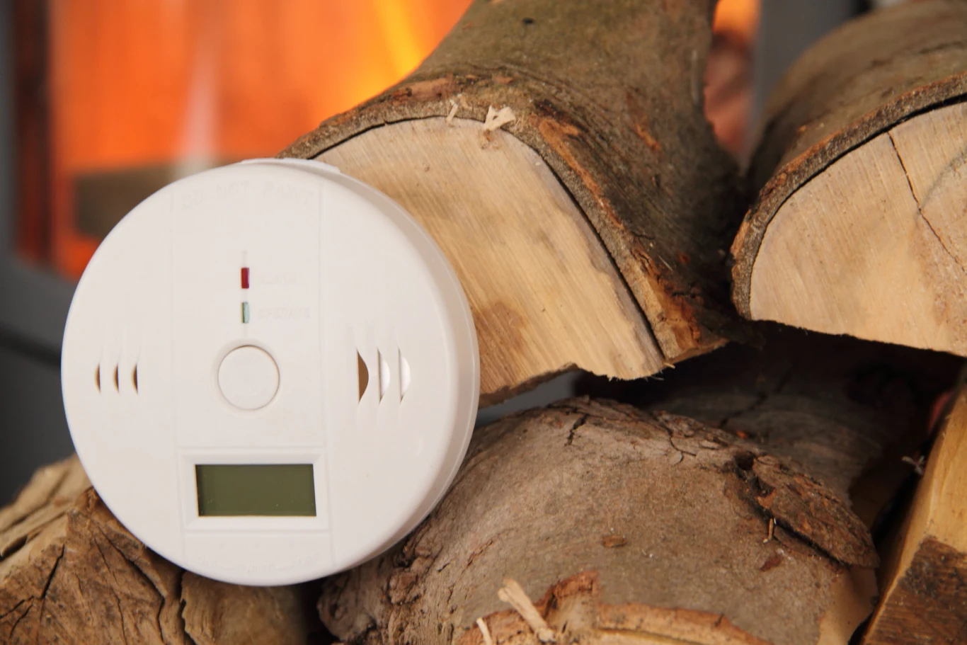 Czujnik czadu pozwala na wczesną reakcję w przypadku uwalniania się tlenku węgla w pomieszczeniu