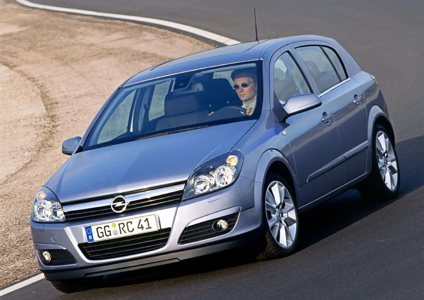 1. Opel Astra H - 2004 1. Opel Astra H - 2004