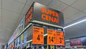 Niektóre półki w sklepie mają już tylko "superceny", które z daleka przyciągają uwagę i zachęcają do podejścia do regału (zdj. ilustracyjne)
