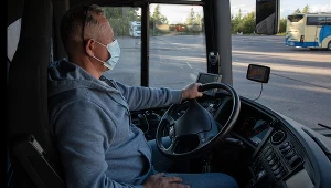 Przewoźnicy już wprowadzają zmiany w rozkładach jazdy, ograniczają liczbę kursów autobusów czy taboru kolejowego