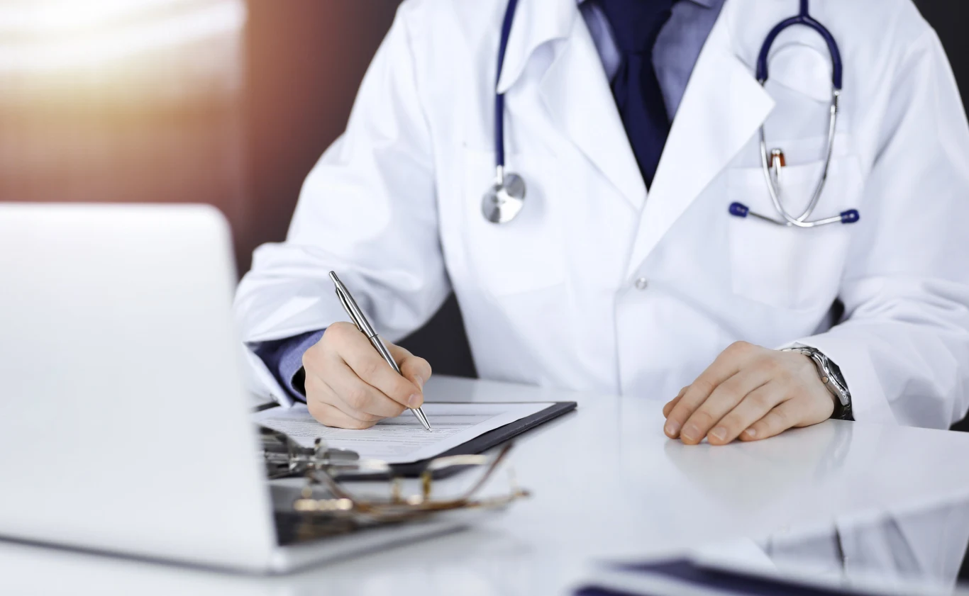 Lekarz wystawi zwolnienie lekarskie tylko w przypadku, gdy COVID-19 przebiega objawowo