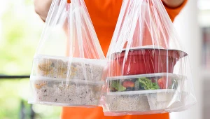 Wysoka temperatura może zwiększać ilość mikroplastiku oraz substancji chemicznych uwalnianych z plastiku do żywności