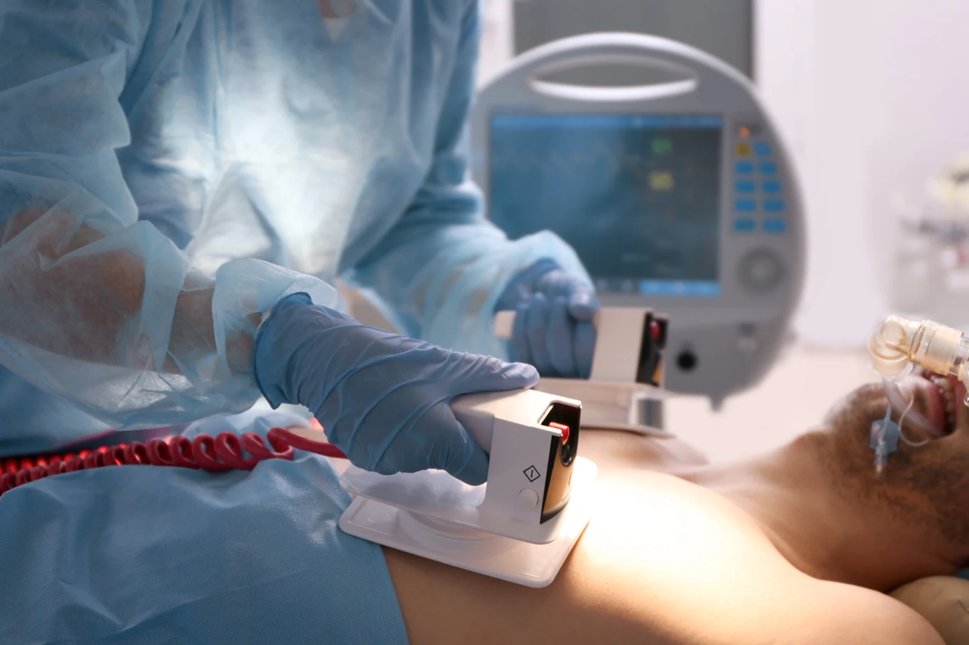 Kardiowersja elektryczna to przywrócenie prawidłowej akcji serca za pomocą impulsów elektrycznych