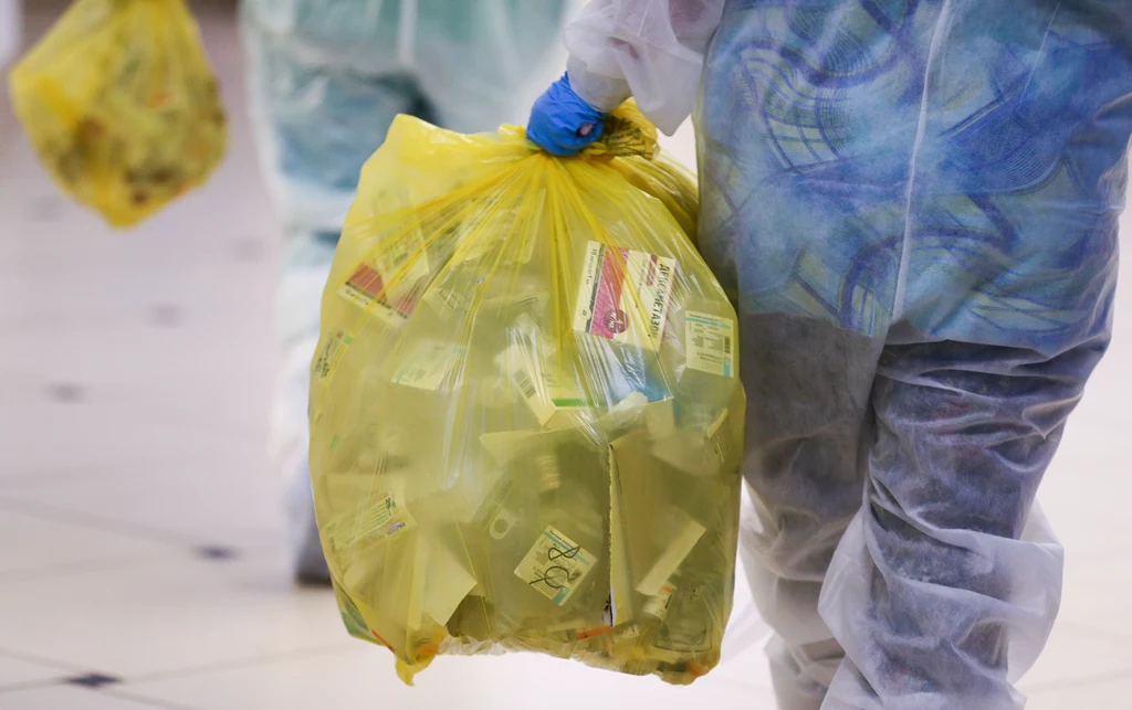 WHO ostrzega, że rosną góry odpadów medycznych związanych z pandemią COVID-19. Do listopada 2021 r. wytworzono ich aż 231 tys. ton